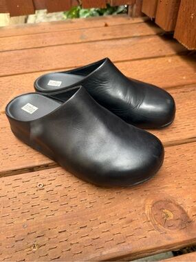 FitFlop Shuv Black Leather Clog Mules Size 8 Micro Wobbleboard Comfort Walking